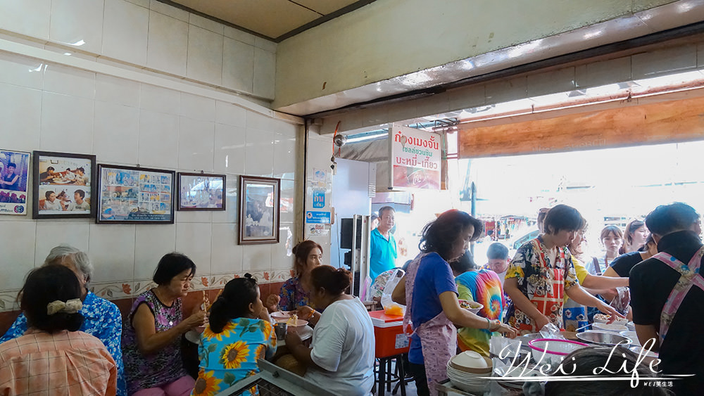 泰國旅遊✈曼谷美食美功鐵道市場必吃廣銘珍，一碗曼谷在地人都推薦的叉燒餛飩麵