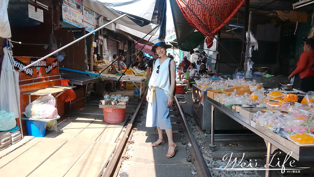 泰國旅遊✈曼谷自由行旅遊景點美功鐵道市場，看攤販收來收去也是種樂趣