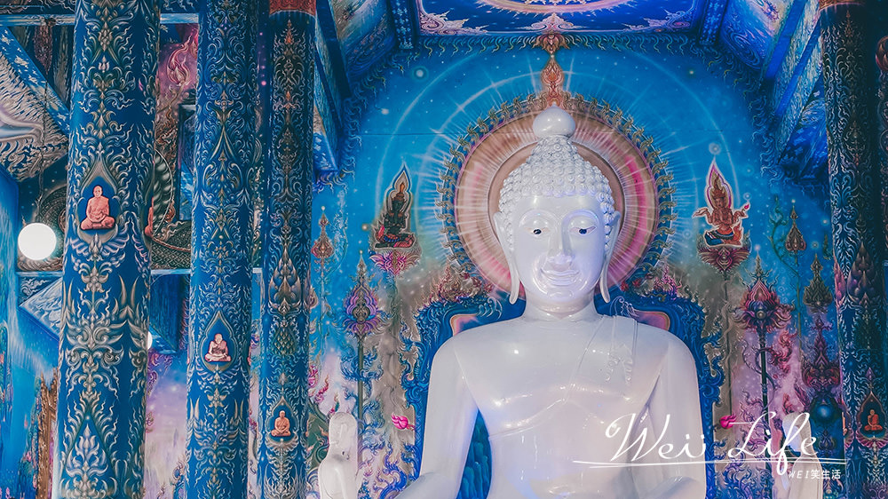 泰國旅遊✈清邁自由行旅遊景點推薦『藍廟』迷幻裡散發出光暈的佛像，別忘了來碗藍藍的碟豆花椰子冰