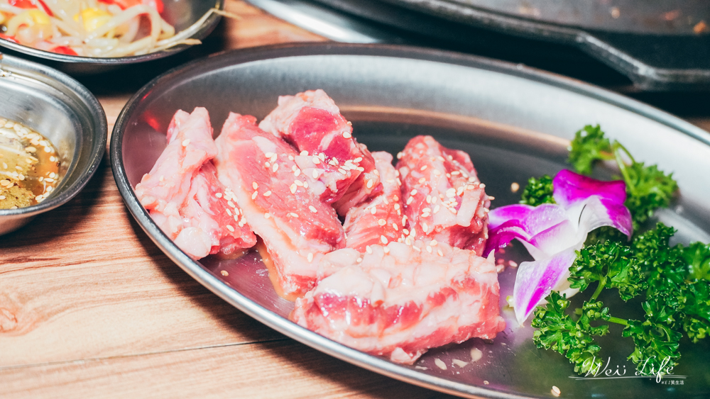 台北美食//韓老二韓式燒烤，信義區聚餐烤肉桌邊服務美味的五花肉讓人置身韓國