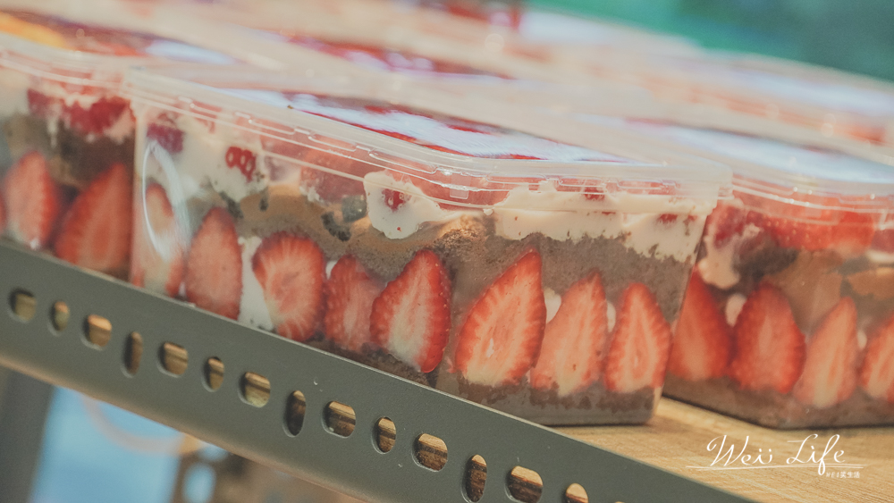 草莓控必看！爆量草莓三明治一個只要40元！每天下午三點開賣板橋新埔站還有草莓大福、草莓盒子