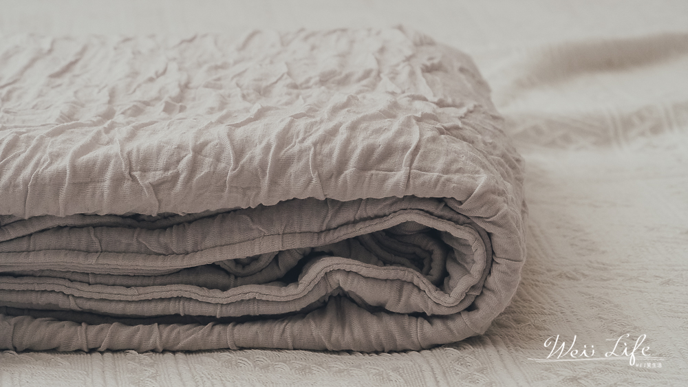 鈴木太太//日本製造涼被推薦，每一個人都應該擁有一床讓你透、輕、涼爽的四國纖維舒芙蕾透氣涼被