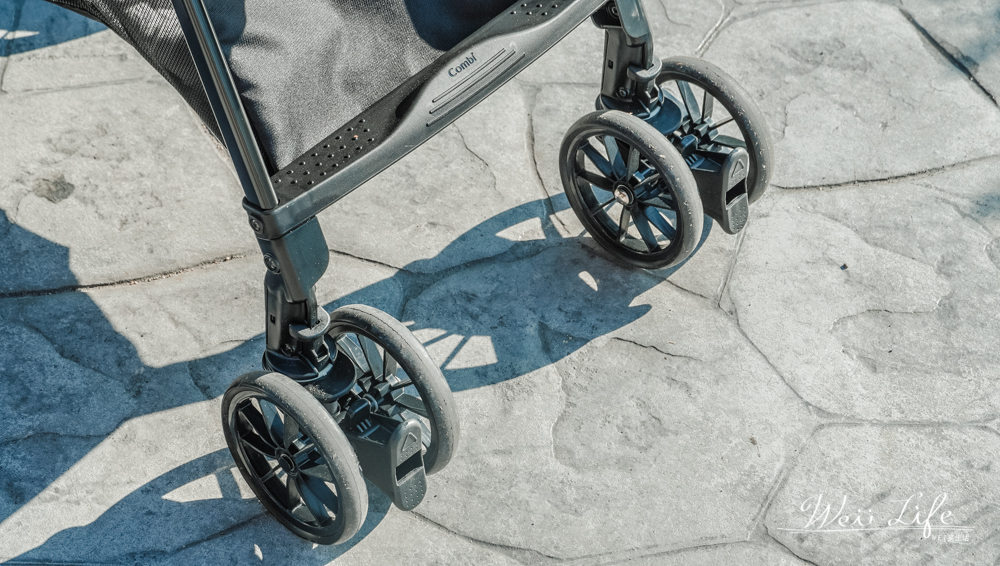Combi NEYO Compact 4Cas雙向小摺推車，優雅質感讓你帶寶寶出門輕鬆自在毫不費力。