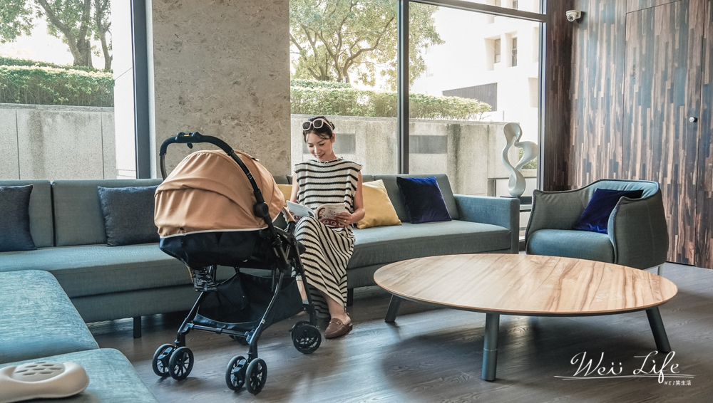 Combi NEYO Compact 4Cas雙向小摺推車，優雅質感讓你帶寶寶出門輕鬆自在毫不費力。