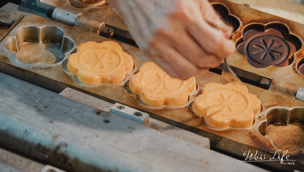 新竹美食推薦//梅花雞蛋糕城隍廟美食，每一口都是童年記憶的美味。