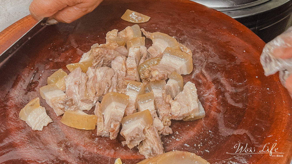 新竹美食司馬庫斯旅遊//軍艦岩旁的山豬肉香腸，爆汁Q彈好美味。一定要吃上兩根才過癮。