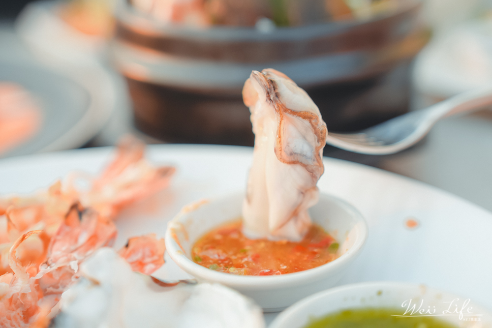 曼谷美食//彩虹雲霄酒店自助餐，你這輩子絕對沒有吃過這麼爽的不限時自助餐。泰國蝦吃到飽。
