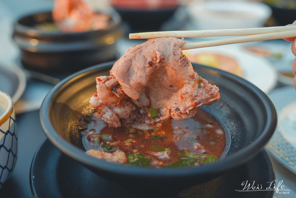 曼谷美食//彩虹雲霄酒店自助餐，你這輩子絕對沒有吃過這麼爽的不限時自助餐。泰國蝦吃到飽。
