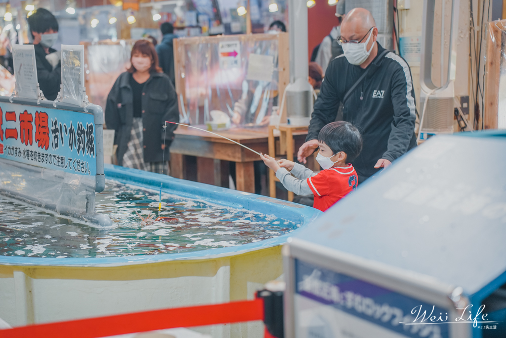 函館朝市釣烏賊//北海道函館好玩活動之一元祖釣活烏賊慶典，大人小孩都可釣最新鮮的烏賊自己來。