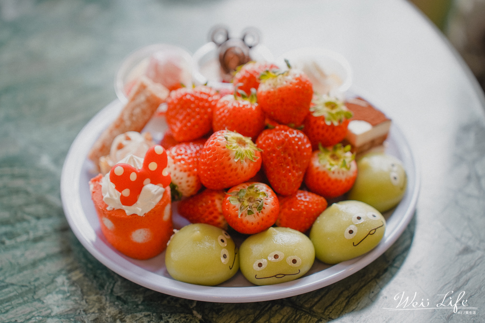 東京迪士尼水晶宮餐廳，日本草莓、三眼麻糬自助餐吃到飽，搶位攻略、餐點介紹。