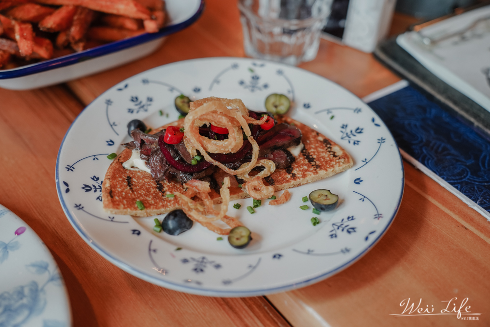 冰島美食推薦//雷克雅未克餐廳Islenski Barinn，品嚐冰島傳統美食：鯨魚肉沙拉、帕芬鳥肉鬆餅、麋鹿漢堡、慢燉羊腿