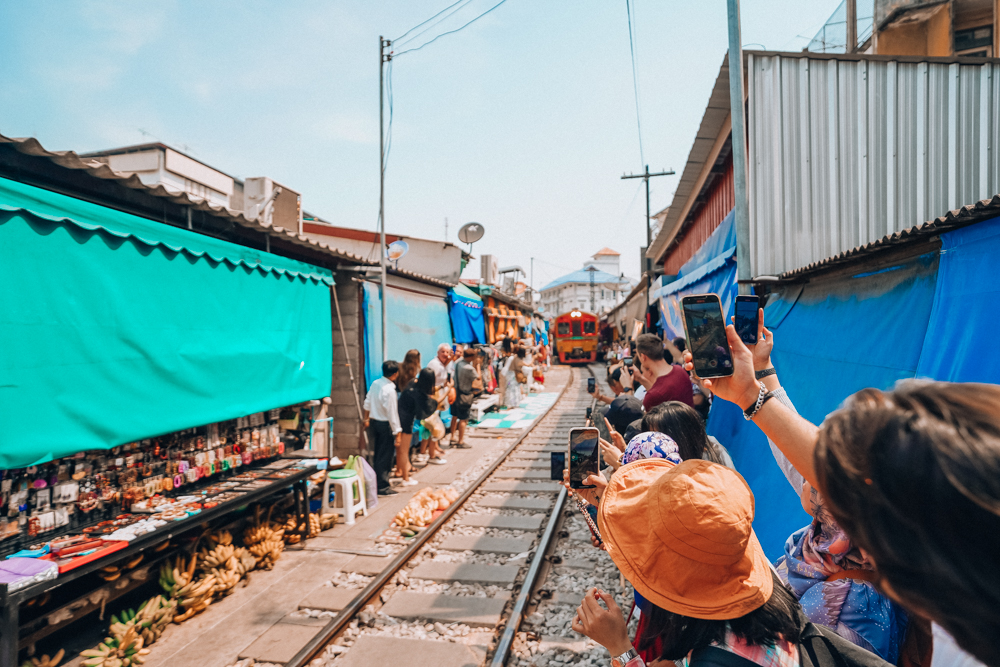泰國景點//美功鐵道市場2023市場必買、商品價格、必吃美食、火車時間、一日遊、最佳拍攝機位。