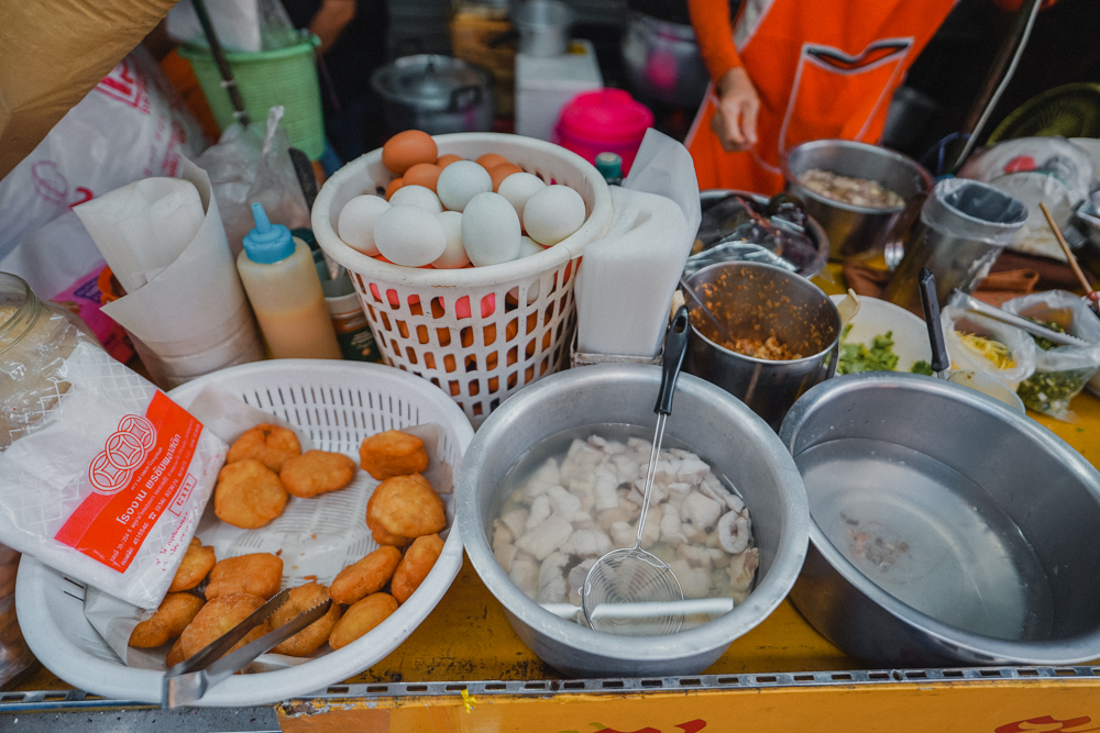 泰國曼谷美食推薦//Pratunam水門市場婆婆粥，近水門批發市場。料多味鮮值得試試的隱藏小吃
