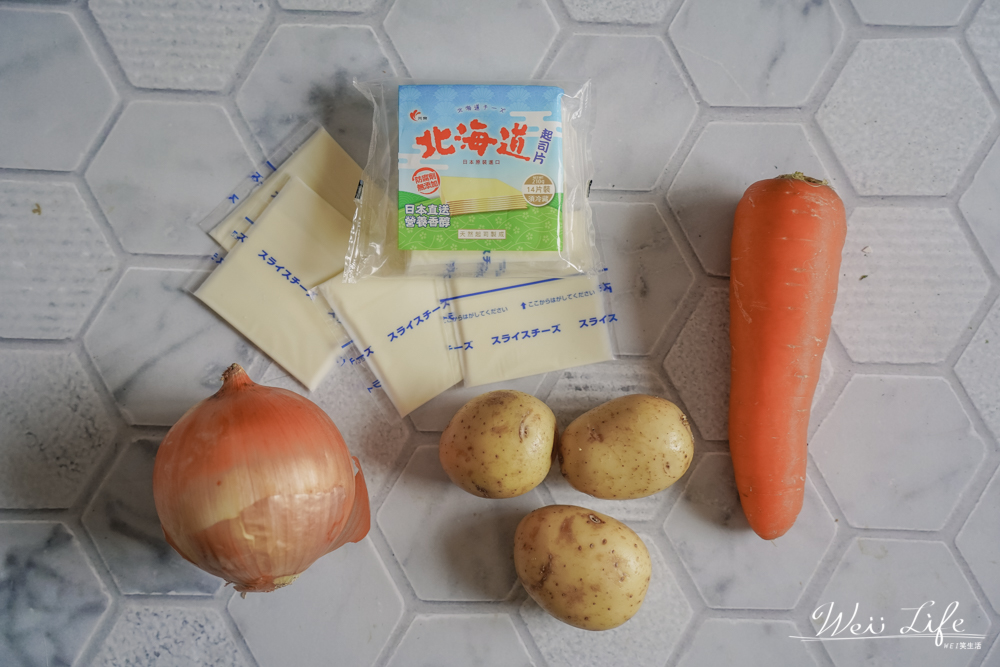 美味食譜//日本原裝進口光泉北海道原味起司片，自製爆漿起司薯餅、火腿起司米熱狗。