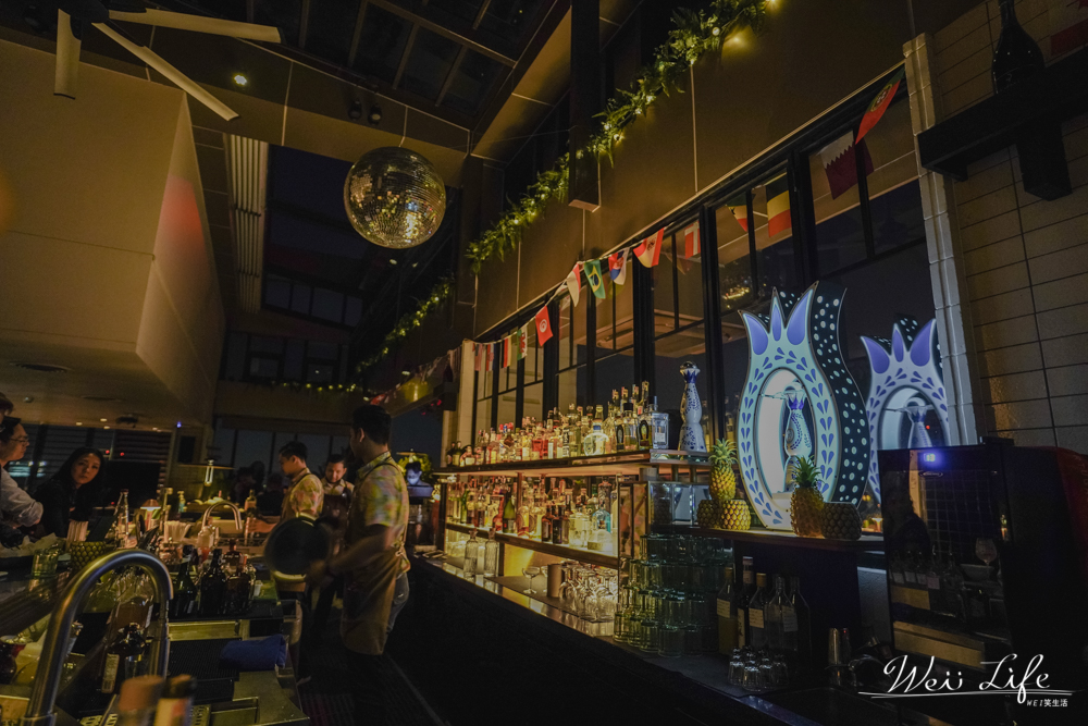 最新泰國曼谷高空酒吧推薦，曼谷金普頓瑪萊酒店Kimpton Maa-Lai Bar.Yard免入場費低消一杯飲料訂位方式