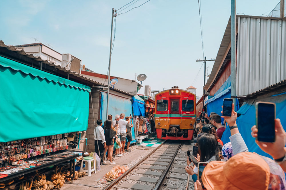 泰國景點//美功鐵道市場2023市場必買、商品價格、必吃美食、火車時間、一日遊、最佳拍攝機位。