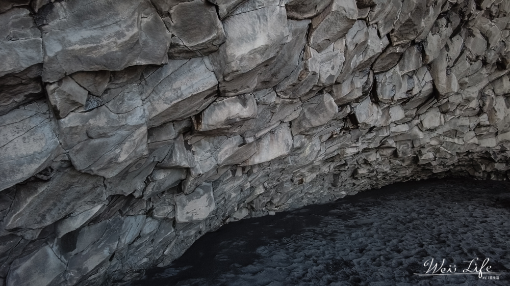冰島黑沙灘//維克小鎮景點推薦，神秘且美麗的自然奇觀。全球十大黑沙灘美景，獨特火山海灣地形